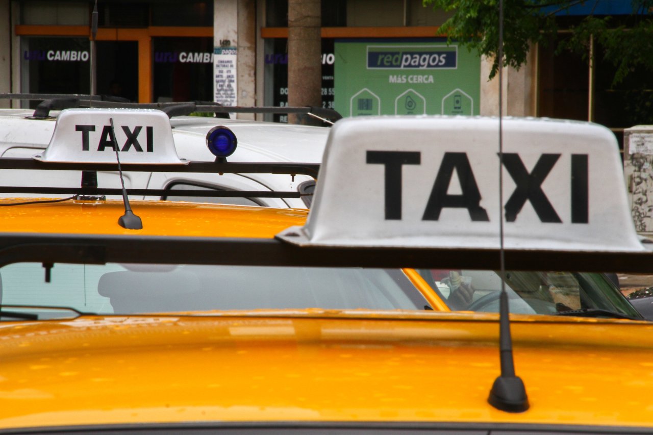 Que Circo no es policiales, pero esto merece un repaso: dos delincuentes cayeron tras asaltar taxistas en Montevideo