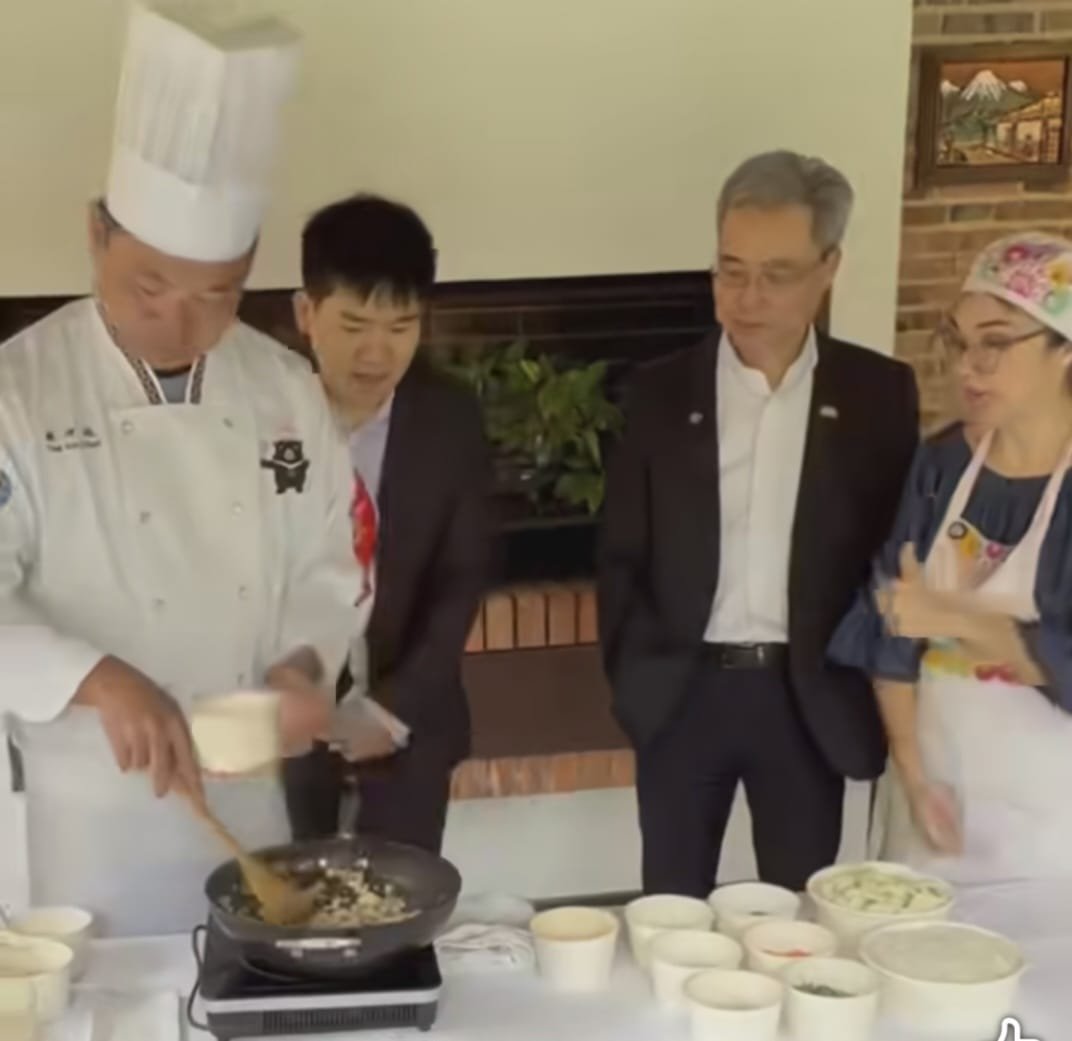 ¡Emi Báez se puso el delantal oriental y cocinó con el embajador de Taiwán! ¿Picante o pura farsa?