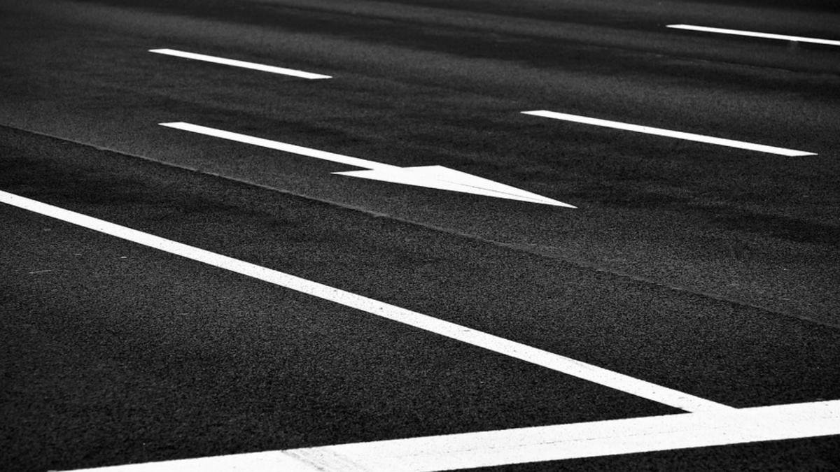 ¡Ni blanco ni negro! El asfalto que no enfría y nos deja hirviendo