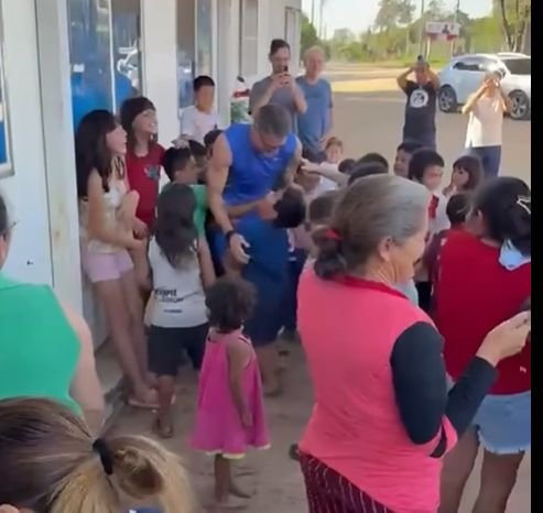 El Pirata Vegetti bajó al Bañado y se robó el show (sin pelota de por medio)
