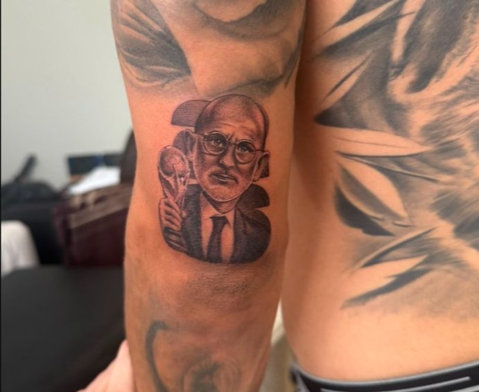 Cucurella se tatuó la cara de Luis de la Fuente: ¿promesa cumplida o locura de campeón?