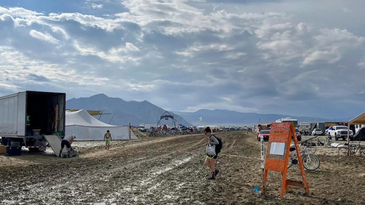 ¡Impactante! Una Torre Eiffel partida al medio en el desierto de Nevada