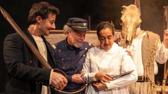 Una obra loca que se atreve a preguntar qué es la patria: así es 'Osamenta y Patria' en el Teatro del Pueblo